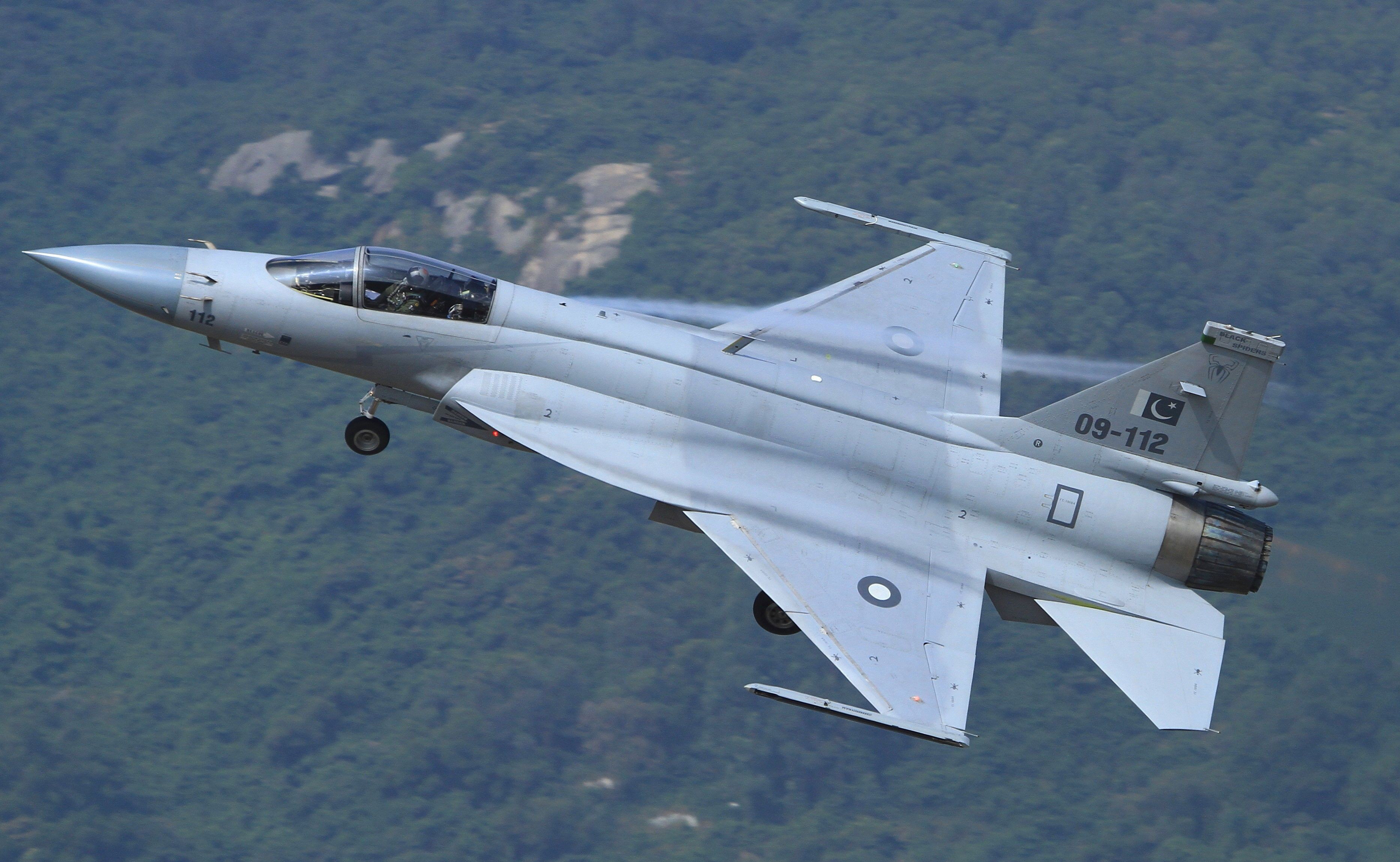 梟龍戰(zhàn)斗機圖片，展現(xiàn)中國空軍力量的驕傲，梟龍戰(zhàn)斗機風采，中國空軍力量的驕傲圖片展示