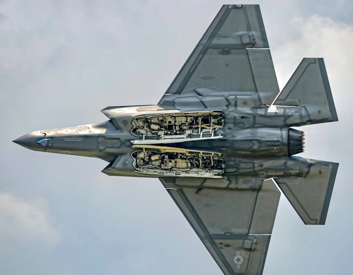 F-22與F-35，哪一款戰(zhàn)斗機(jī)更先進(jìn)？，F(xiàn)-22與F-35戰(zhàn)斗機(jī)性能對比，哪款更先進(jìn)？