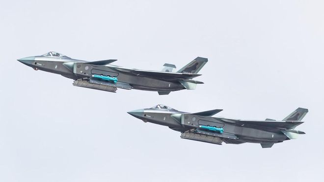 揭秘殲-20圖片，中國五代戰(zhàn)機的卓越風(fēng)采，揭秘殲-20五代戰(zhàn)機卓越風(fēng)采，戰(zhàn)機實拍圖展示中國力量