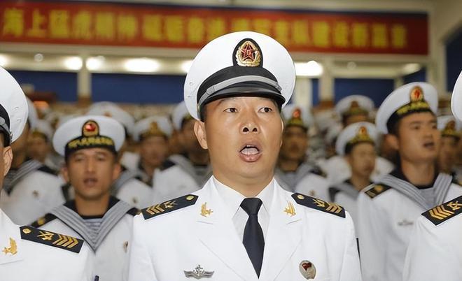 軍士長(zhǎng)與軍官，職責(zé)、地位和差異解析，軍士長(zhǎng)與軍官，職責(zé)、地位及差異深度解析
