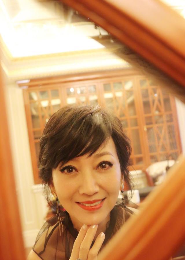 趙雅芝個人詳細(xì)簡歷，趙雅芝，演藝生涯的傳奇人生簡歷