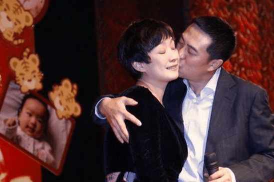揭秘張嘉譯現任妻子身份，她是誰？，張嘉譯現任妻子身份揭秘，她究竟是誰？