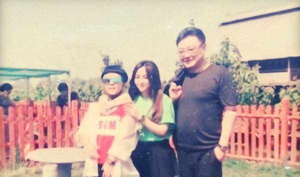 雷佳音一家三口照片，溫馨家庭的幸福瞬間，雷佳音一家三口幸福瞬間照片曝光，溫馨家庭展現(xiàn)幸福力量