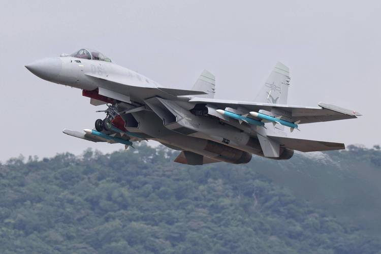 殲-15T，新一代艦載戰(zhàn)斗機(jī)的優(yōu)勢與挑戰(zhàn)，殲-15T新一代艦載戰(zhàn)斗機(jī)的優(yōu)勢與挑戰(zhàn)解析