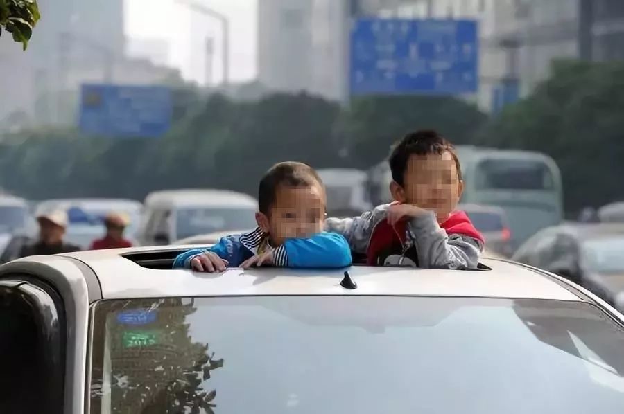 男孩冒險(xiǎn)行為警示，15秒內(nèi)兩次將半個(gè)身子探出車(chē)窗，男孩冒險(xiǎn)行為警示，車(chē)窗探身危險(xiǎn)，15秒內(nèi)連續(xù)兩次驚險(xiǎn)瞬間