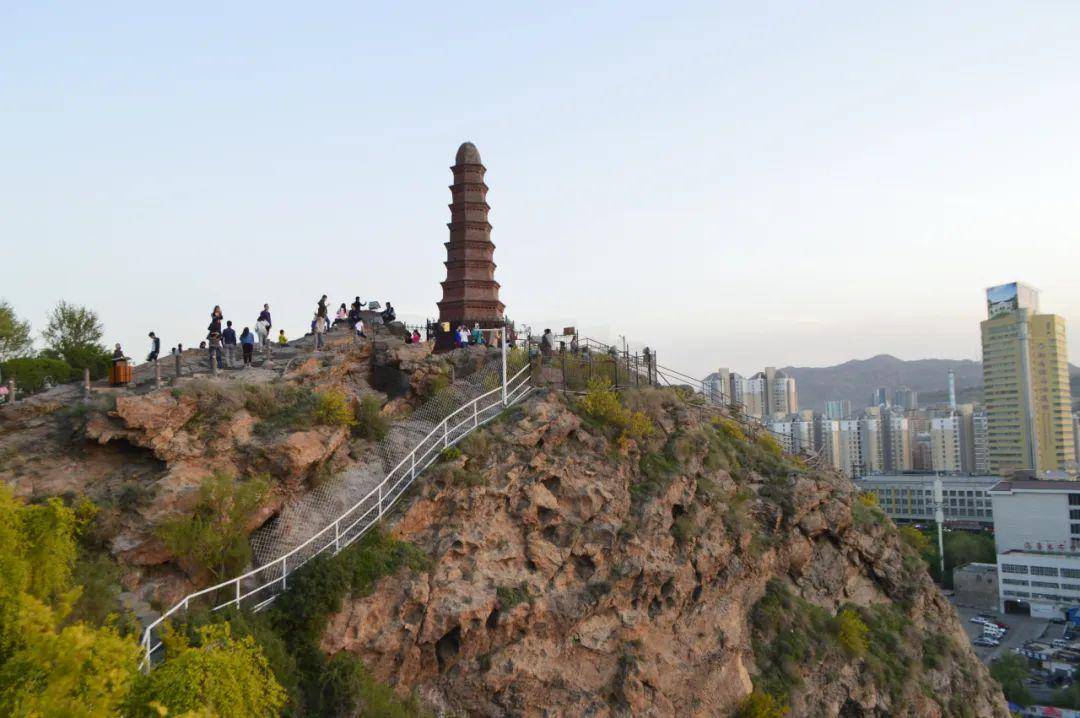 烏魯木齊市內(nèi)必去景點，深度探索新疆的魅力首府，烏魯木齊深度游，探索新疆魅力首府必去景點