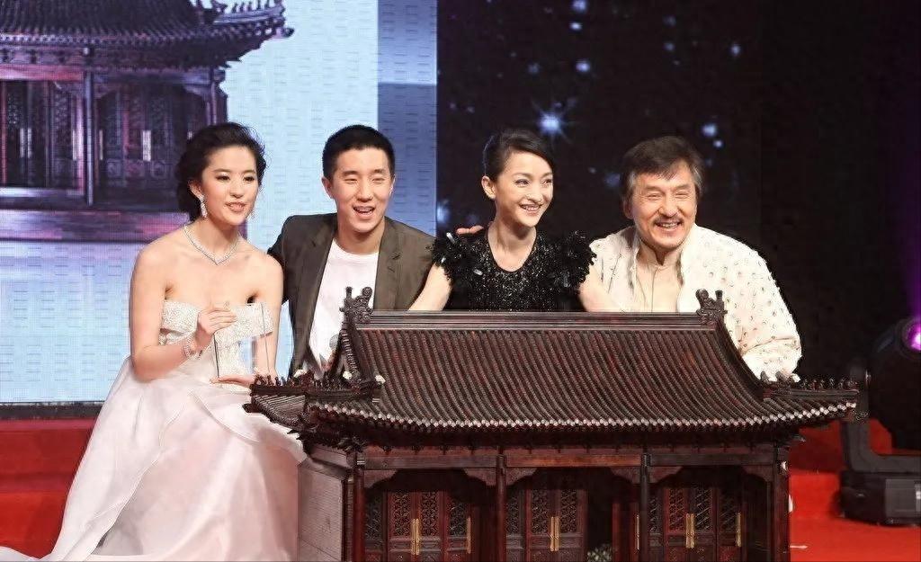 揭秘娛樂圈背后的秘密，那些與半個(gè)娛樂圈共眠的夜晚，娛樂圈背后的秘密，星光背后的不眠之夜